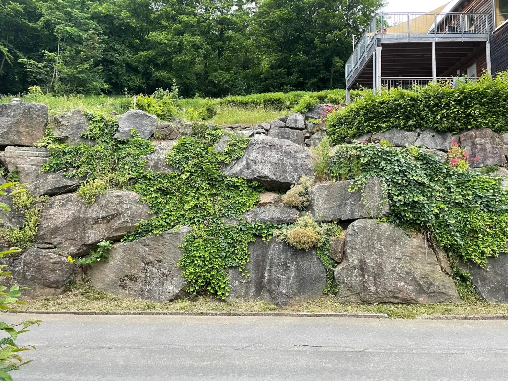 Stützmauer aus Naturstein in Gerolstein